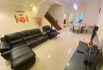 139 Homestay 13 Mins From kuching Airport Baby Friendly Spacious Home has Balcony rooms