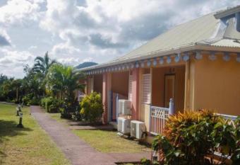 Studio    400m de la plage Pointe Marin allows 18 year olds to book a room