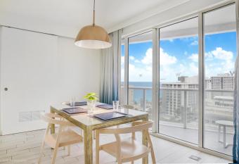 Luxury Well stocked SE Corner 2BR W Fort Lauderdale w Great Ocean Views has rooms with a private hot tub