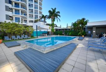 Our Beach Retreat - pool, bbq, coastal walks ZH5 has Balcony rooms