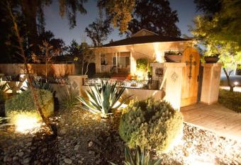 Seq Parks-House with Hot Tub Fire Pit Koi Pond Outdoor Kitchen has rooms with a private hot tub