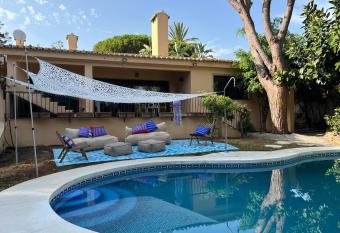 Villa Magala - Spacious Villa close to beach has Balcony rooms