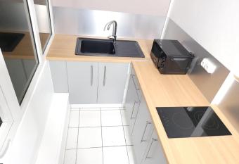 LE MD 43 allows 18 year olds to book a room