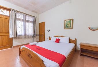 RedDoorz Plus near RSUD R. Syamsudin Bunut Sukabumi allows 18 year olds to book a room
