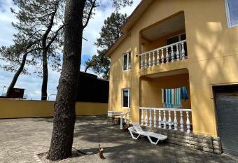 Maria s home Ureki Shekvetili has rooms with a private hot tub