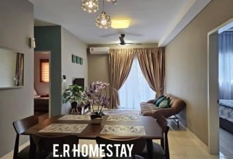 ER Homestay for Family Transit Nearby KLIA has Balcony rooms