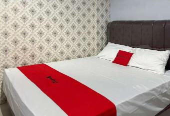 RedDoorz near Waterpark Citra Garden Medan allows 18 year olds to book a room