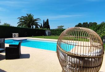 Villa Moderne Mougins NDV has Balcony rooms