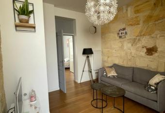 Appartement de charme et de pierres avec terrasse has Balcony rooms