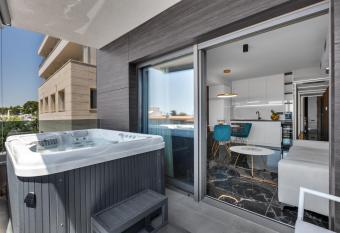 Lux Apartment Dolce Vita - Private HotTub has rooms with a private hot tub