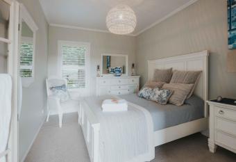 The Good Life Retreat Ltd has rooms with a private hot tub