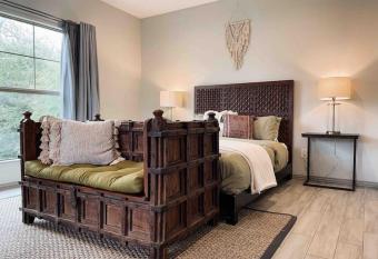 Antique Modern Home Pets Large Yard Deck Central has Balcony rooms