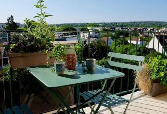 Grand 2 pi  ces avec belle vue et balcon, proche Paris La D  fense has Balcony rooms