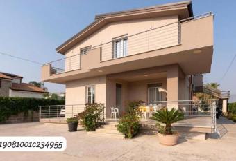 Villa Elisir Del Golfo has Balcony rooms