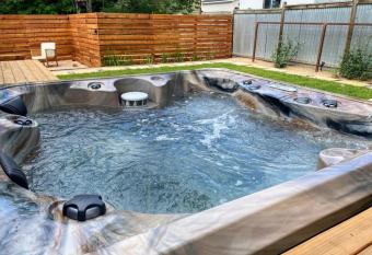 Hgtv Featured Tiny Home W Hot Tub Near East 6th St has rooms with a private hot tub