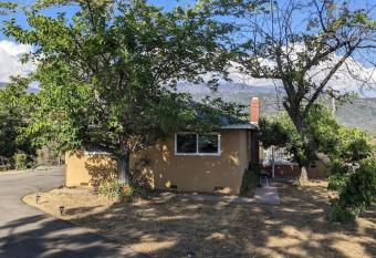 Wallis Cheerful Home has Balcony rooms