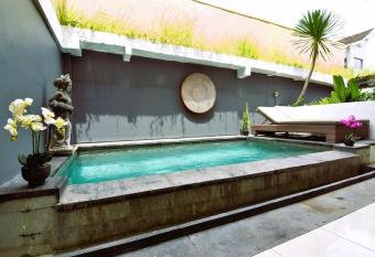 Quit villa and swimming pool has Balcony rooms