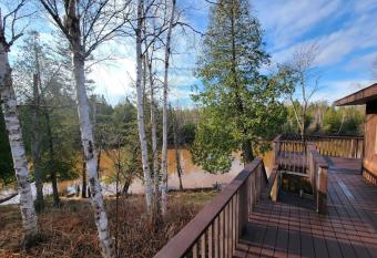 Close to Mackinac Island Ferry! Modern cottage on Pine River has Balcony rooms