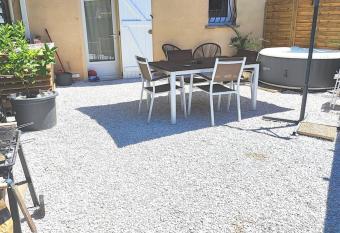 Superbe appartement avec jardin et spa has rooms with a private hot tub