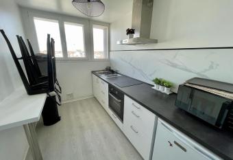 Beautiful and modern flat with double bedroom in Reims has Balcony rooms