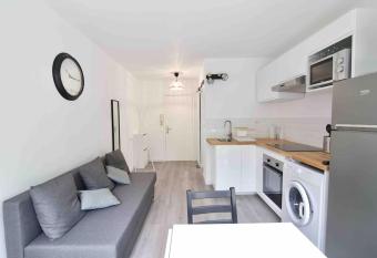 Appartement T2, proche mer, avec piscine et balcon has Balcony rooms