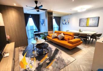 Lumi Tropicana (2 in 1) sleep up to 18 has rooms with a private hot tub