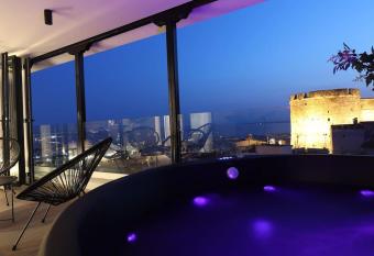 Skyline Suite&Spa has rooms with a private hot tub