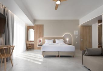 Epavli Grace Hotel has rooms with a private hot tub