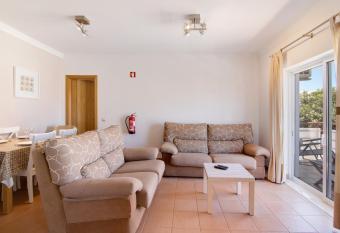 Quinta Gomeira 69 has Balcony rooms