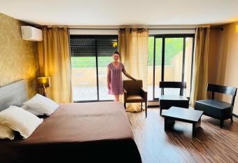 L HOTEL DE LA BOURSE    BAGNOLS-SUR-CEZE has Balcony rooms