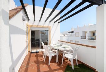 Quinta Gomeira 74 has Balcony rooms