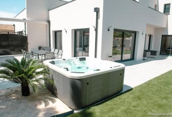 Villa Honor   bord mer/ jacuzzi has Balcony rooms