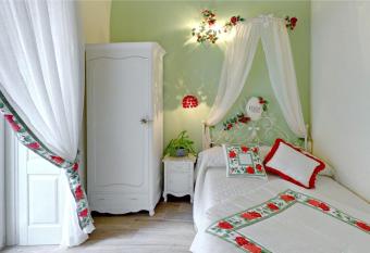 La Maison Rosa Stella has Balcony rooms