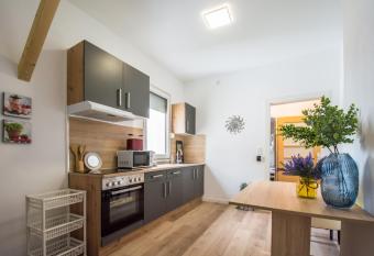 M  blierte Wohnung in ruhiger Lage allows 18 year olds to book a room