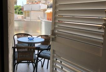 Omis - private Ensuite room with balcony - hotel style has Balcony rooms