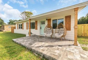 Charming 3br Florida Bungalow Near Beach In Fwb has Balcony rooms