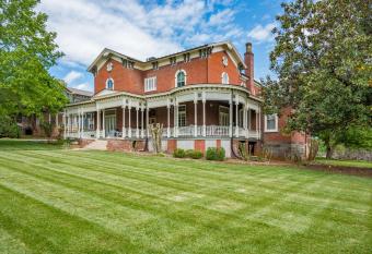 One of These Nights - King Sized Bed - Sleeps 2 allows 18 year olds to book a room