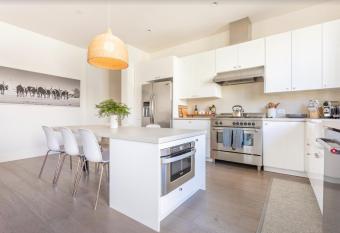 Blocks to Beach Manhattan Beach 3 Bedroom Parking has Balcony rooms