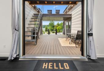 Osceola Lake Retreat has Balcony rooms