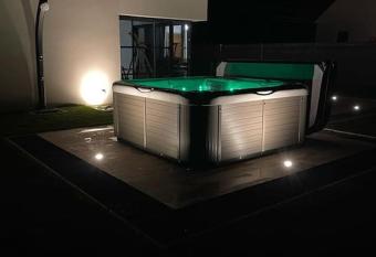 G  te Luna ; villa 6 personnes avec jaccuzi has rooms with a private hot tub