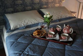 Palazzo Santinelli has rooms with a private hot tub