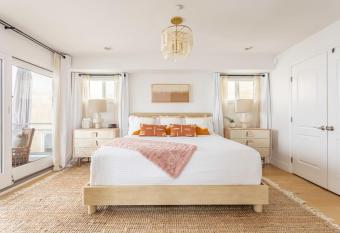 Ocean View Manhattan Beach Beautiful Modern Home has Balcony rooms