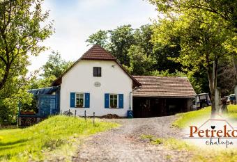 Pet  ekova chalupa allows 18 year olds to book a room