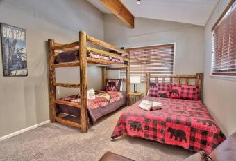 Chalet Monterey w/HOT TUB - Big Decks/BBQ has rooms with a private hot tub