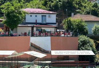 Lakeside Luxury Apartments has Balcony rooms