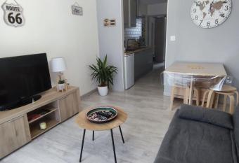 Appartement cosy sur Agde pour 4 personnes maxi. allows 18 year olds to book a room