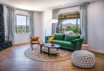 Mojave Desert Pied---terre has rooms with a private hot tub