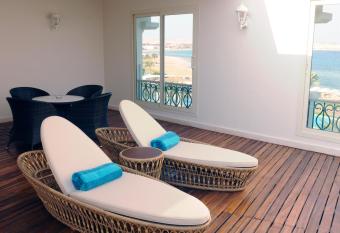 Baron Palace Sahl Hasheesh has rooms with a private hot tub