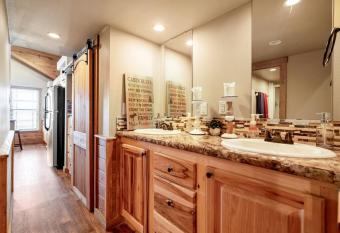 Fishersman Cove Lakeside Resort has Smoking rooms