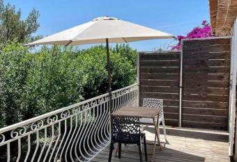 Grand Studio & Terrasse Priv  e has Balcony rooms